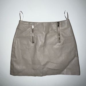 Mini Leather Skirt. Zipper.